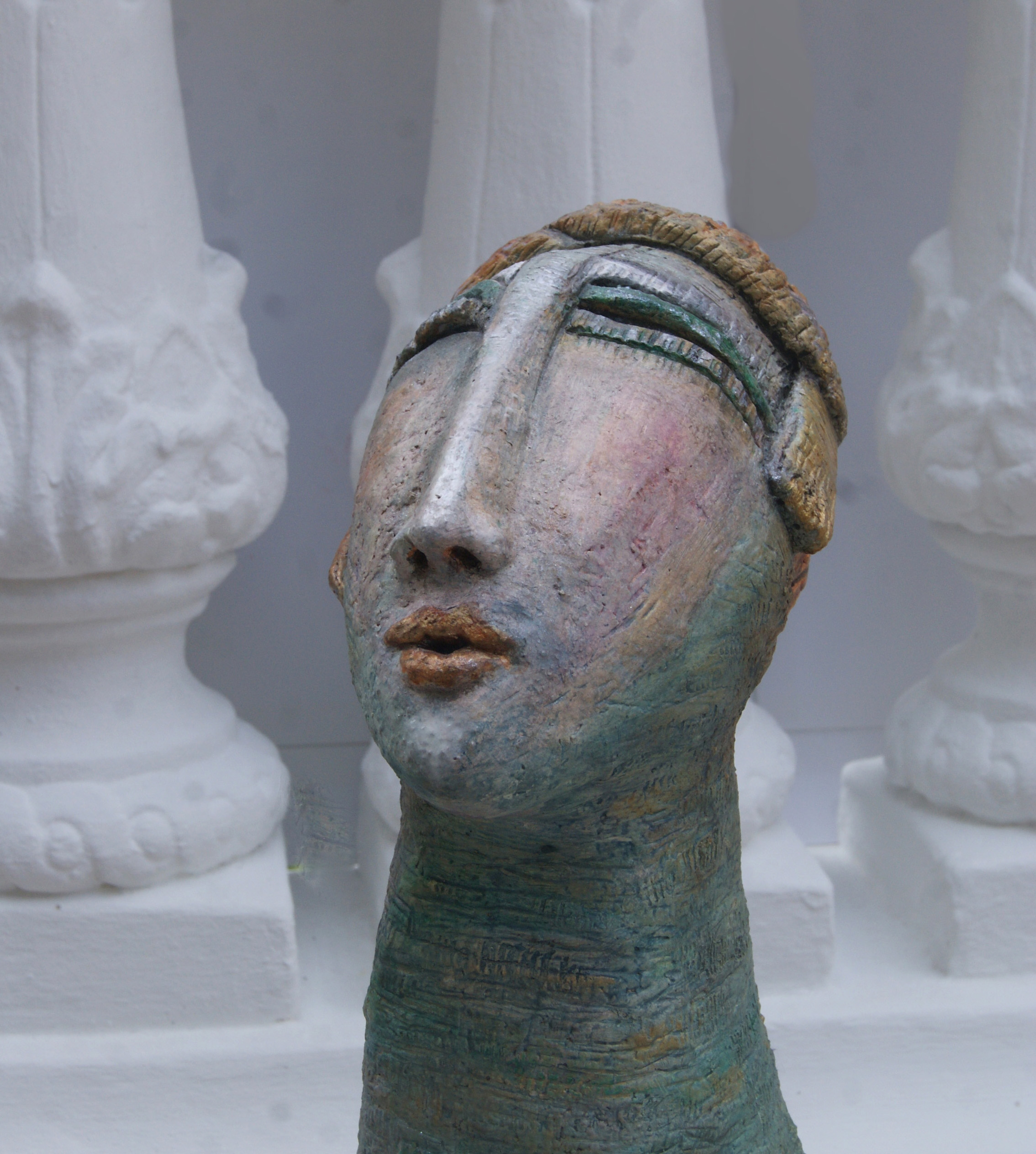 Goldm&uuml;tze vor Balustrade